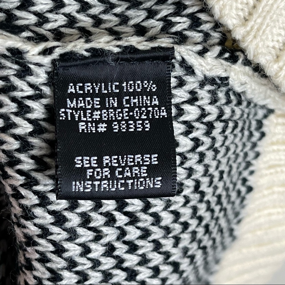 Maddison Tribal Shapes Off White and Gray Sweater Size Small - Picture 10 of 10